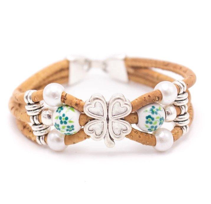 Kork Armband Kleeblatt & Perle: grün gemusterte Perlen.