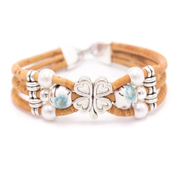 Kork Armband Kleeblatt & Perle: hellblau gemusterte Perlen.