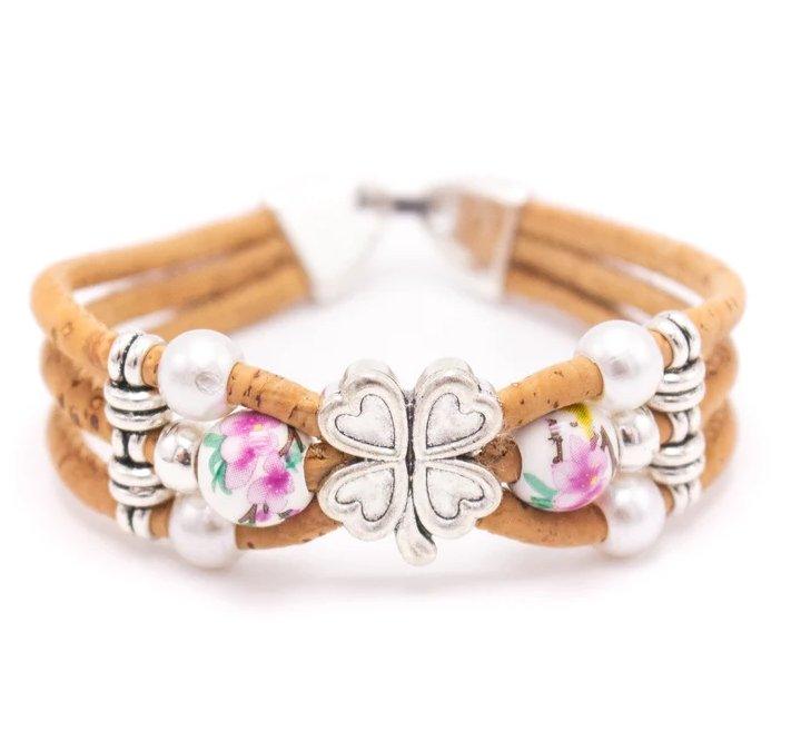 Kork Armband Kleeblatt & Perle: rosa gemusterte Perlen.