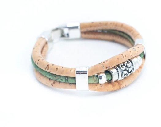 Kork Armband Maya: grüne Ausführung von der Seite.