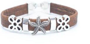 Kork-Armbänder mit braunen Holzknöpfen und silberfarbenen, nickelfreien Edelstahlelementen, mit einem Seestern in der Mitte und zwei blumenförmigen Akzenten.