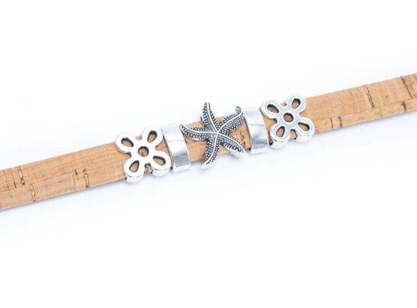 Ein nachhaltiges Kork-Armband von wood stud mit drei silbernen Charms: einem Stern in der Mitte, flankiert von zwei blumenförmigen Dekorationen aus nickelfreiem Edelstahl.