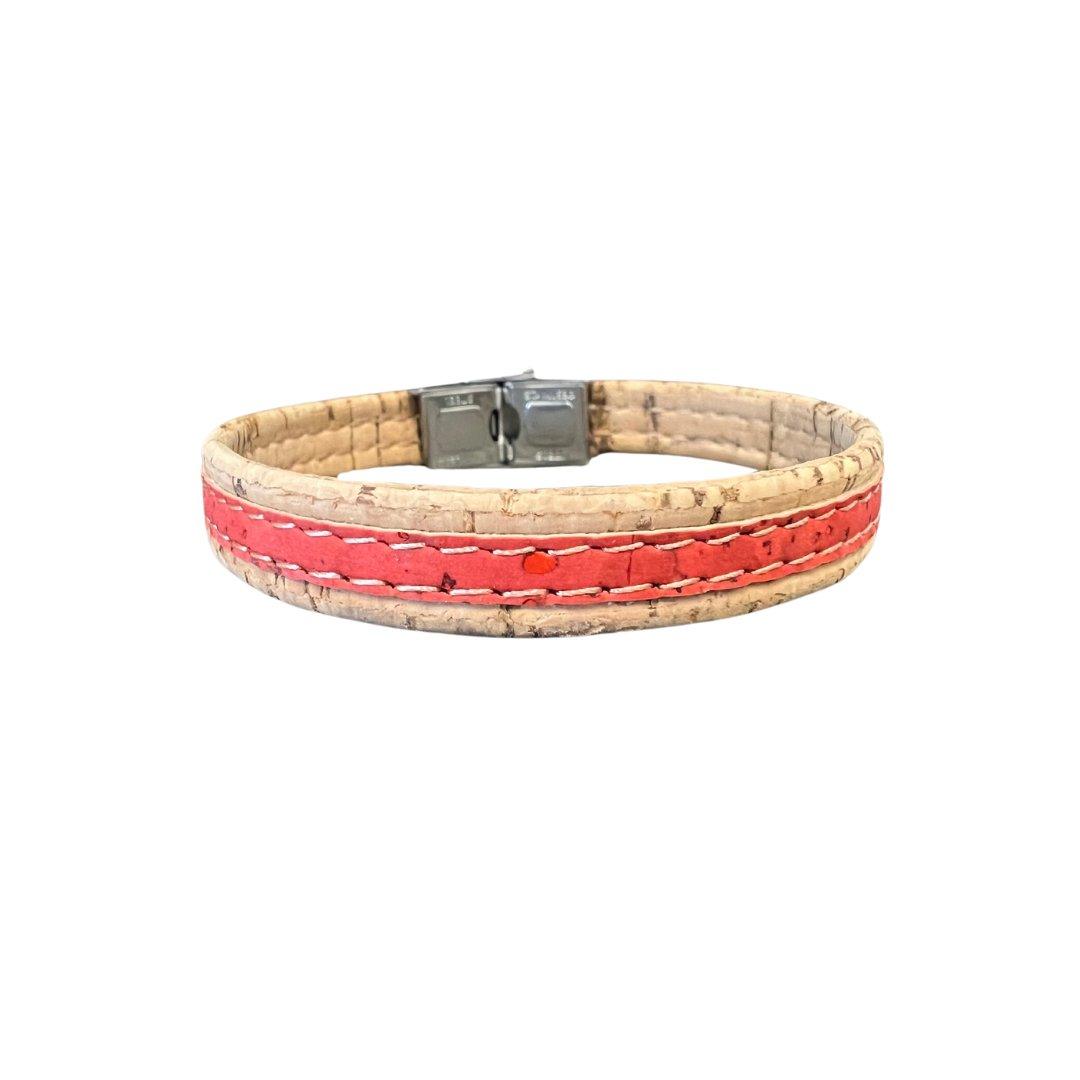 Ein nachhaltig gefertigtes Kork-Armband von wood stud mit rotem Streifen und weißer Naht, nickelfreiem Edelstahlverschluss, auf weißem Hintergrund präsentiert.