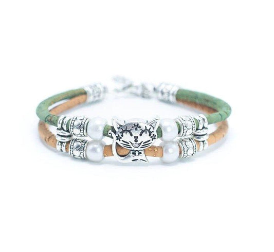 Ein Holzstecker-Armband mit grünen und hellbraunen Kork-Armbändern, silbernen Perlen-Akzenten, weißen perlenartigen Perlen und einem zentralen silbernen Katzengesichts-Charm-umweltfreundlich und 100% nickelfrei.