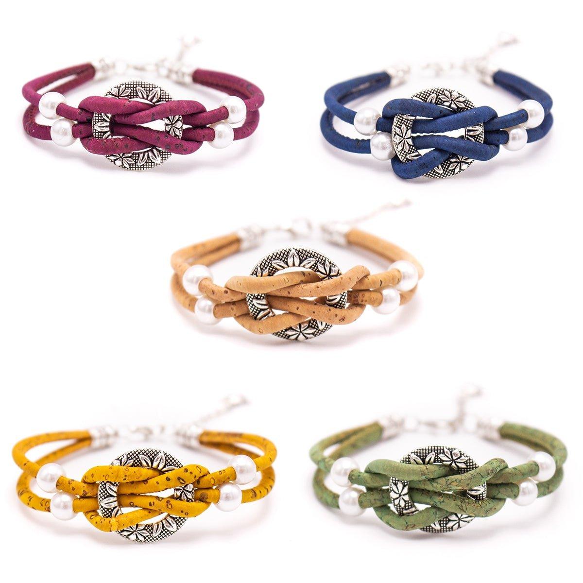 Fünf lebendige Holzstollen Kork-Armbänder mit runden gemusterten und weißen Akzent Perlen, in zwei Reihen auf einem weißen Hintergrund angezeigt. Armband Farben: lila, blau, hellbraun, gelb und grün-ideal für nachhaltige Mode.