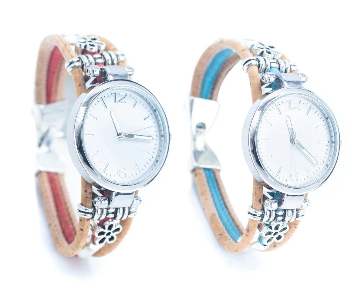 Zwei silberne Armbanduhren mit Holznieten, weißen Ziffernblättern und dekorativen hellbraunen Lederbändern - eine rot, die andere blau gefüttert - zeichnen sich durch natürliches Design und nachhaltige Materialien aus, die elegant auf einem weißen Hintergrund präsentiert werden.