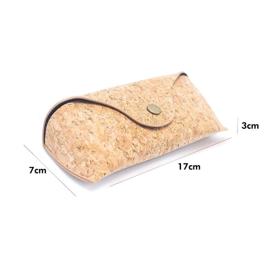 Das umweltfreundliche Korketui von wood stud für Brillen mit Knopfverschluss misst 17 x 7 x 3 cm und passt perfekt zu einem veganen Lebensstil.