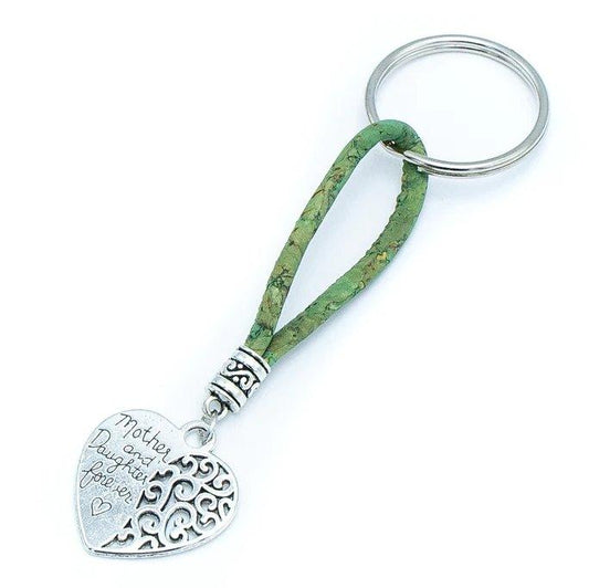 Der nachhaltige Kork-Schlüsselanhänger von wood stud mit grünem Loop, silbernem herzförmigem Anhänger und Gravur "Mother, Daughter, forever" sowie Herz ist die vegane Alternative zu Leder - mit verspielten Mustern.