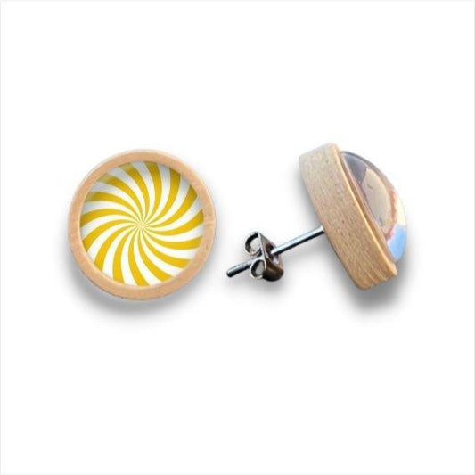 Ein Paar runder Holzohrstecker mit Birkenholzrändern und einem gelb-weißen Spiralmuster unter klarem Cabochonglas. Ein Ohrring ist von oben gezeigt, der andere von der Seite.