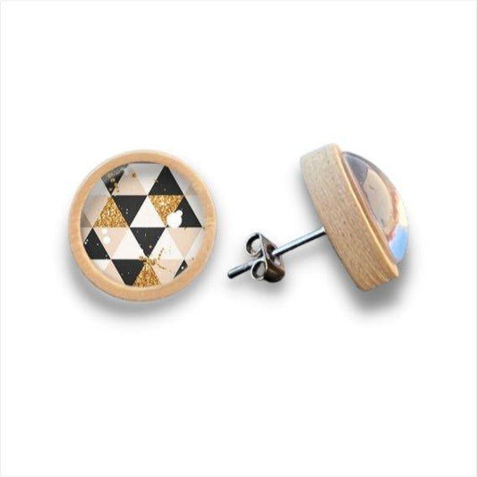 Die runden Holzohrstecker sind mit Birkenholzrändern und geometrischen Dreiecksmustern in Schwarz, Weiß und Gold versehen. Der eine zeigt die Cabochon-Glaslinse-Vorderseite, der andere den Metallstift und das Seitenprofil.