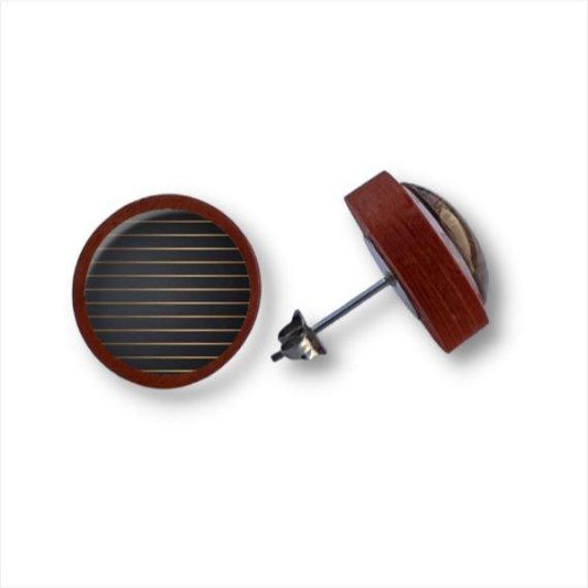 Ein Paar runder Manschettenknöpfe aus Holz mit Birkenholz-Finish und Sonnenkollektor-Design auf der Vorderseite. Ein Manschettenknopf liegt flach, während der andere angewinkelt ist, um den Stift und die Schließe zu zeigen.