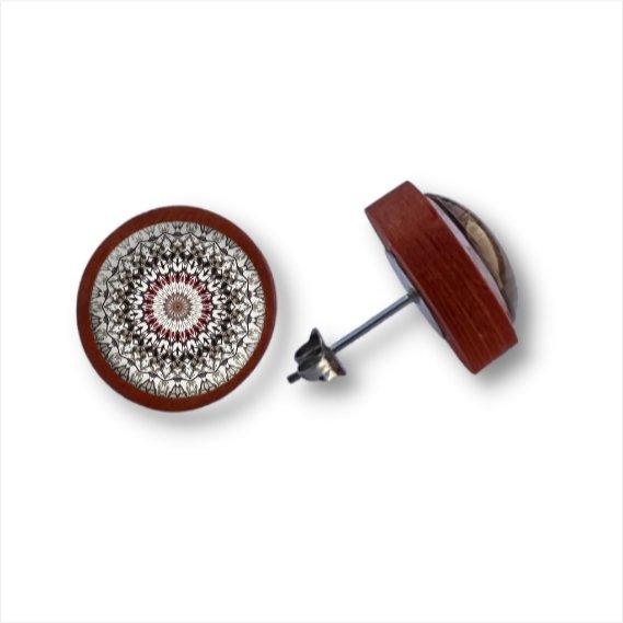 Ein Paar runder Holzohrstecker von wood stud mit einem geometrischen Mandala unter einem Cabochon in der Mitte mit einer Birkenholzeinfassung. Ein Ohrring zeigt das Design der Vorderseite, während der andere seine Metallrückseite offenbart.