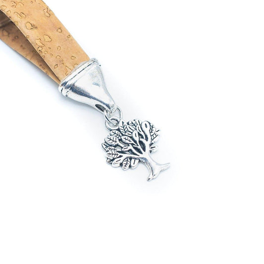 Ein silberner Baum-Anhänger schmückt das umweltfreundliche Kork-Schlüsselanhänger-Band in hellem Braun von Holzstollen, präsentiert vor weißem Hintergrund.