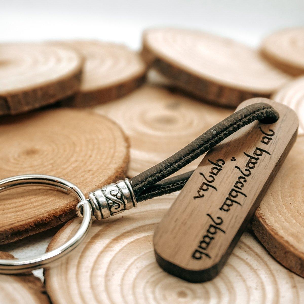 Schlüsselanhänger elbisch - Elbensprache - wood stud - Holzohrringe - Holzdeko und mehr