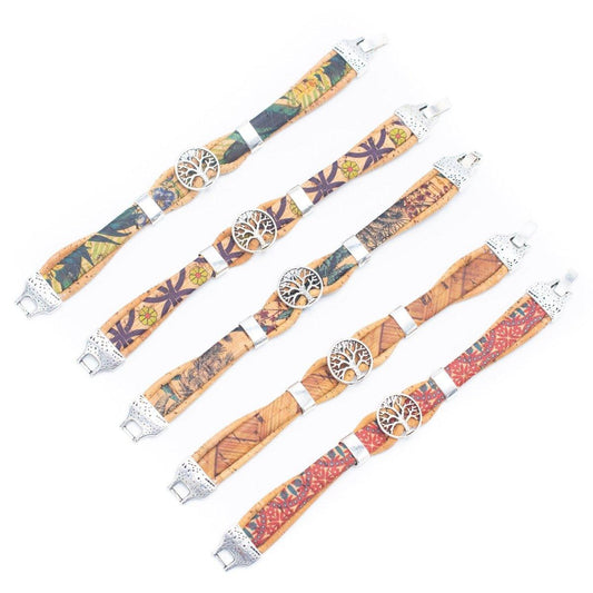 Fünf bunte, gemusterte Kork-Armbänder von wood stud mit nickelfreier Edelstahl-Schließe und Tree of Life Charm, diagonal auf weißem Hintergrund arrangiert.