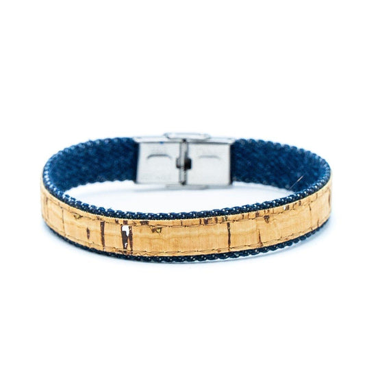 Das wood stud Kork-Armband kombiniert ein blau strukturiertes Band mit heller Kork-Mitte und nickelfreiem Edelstahl-Verschluss - nachhaltig und stilvoll zugleich.