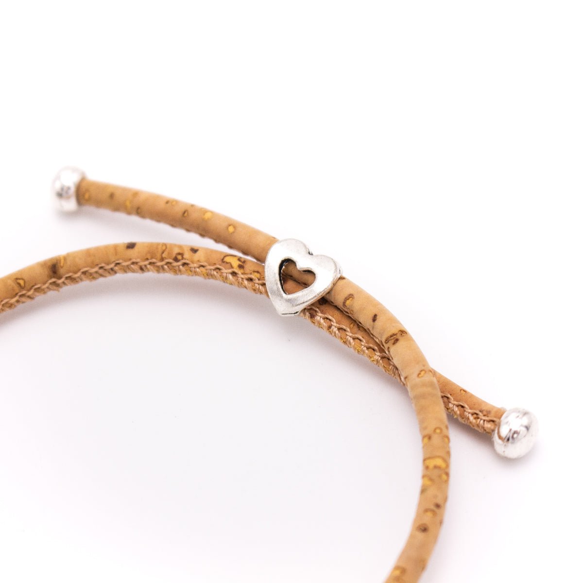 Kork Armband Symbole des inneren Friedens: Nahaufnahme des herzförmigen Verschlusses.
