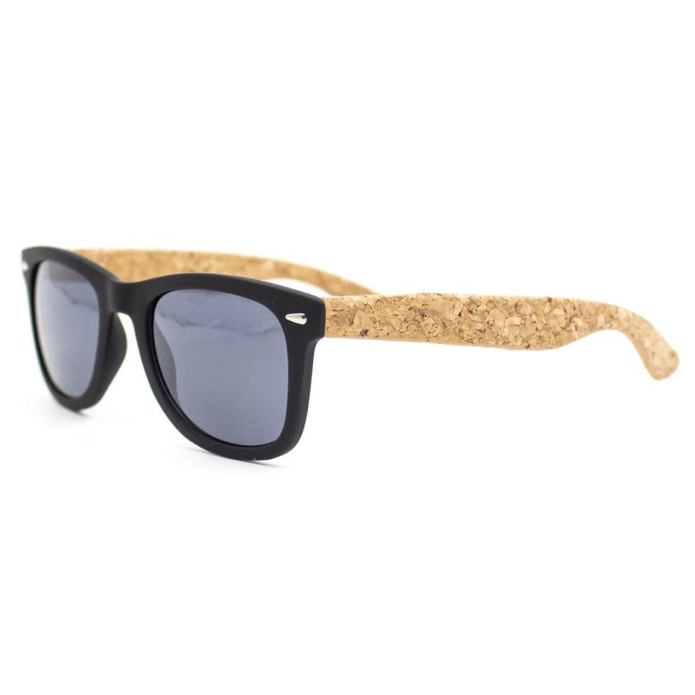 Die Kork-Sonnenbrille hat einen schwarzen Rahmen, dunkle Gläser und hellbraune, korkartige Bügel aus nachhaltigen Materialien, die auf weißem Grund stehen.