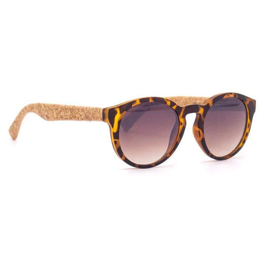 Die Kork-Sonnenbrille Tortoiseshell hat einen runden Rahmen, braune Gläser mit Farbverlauf, hellbraune Korkbügel, UV-Schutz für Ihre Augen und ein nachhaltiges umweltfreundliches Design.