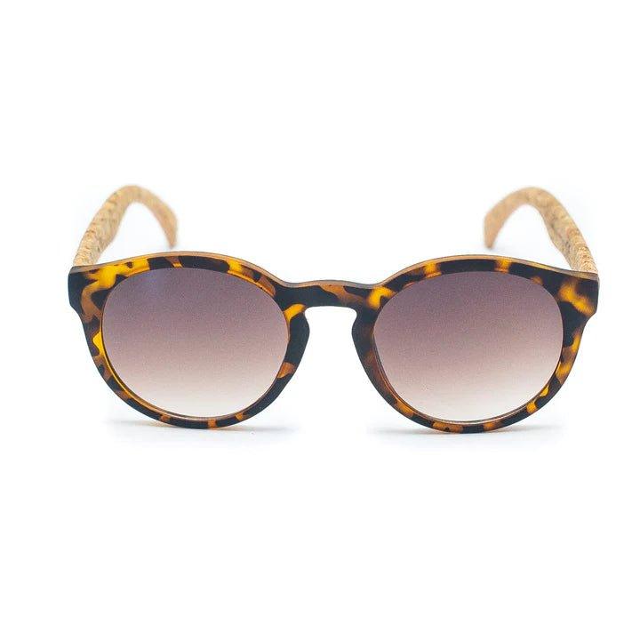 Runde Kork-Sonnenbrille mit braunen Verlaufsgläsern, strukturierten hellen Bügeln und UV-Schutz, abgebildet auf weißem Hintergrund.