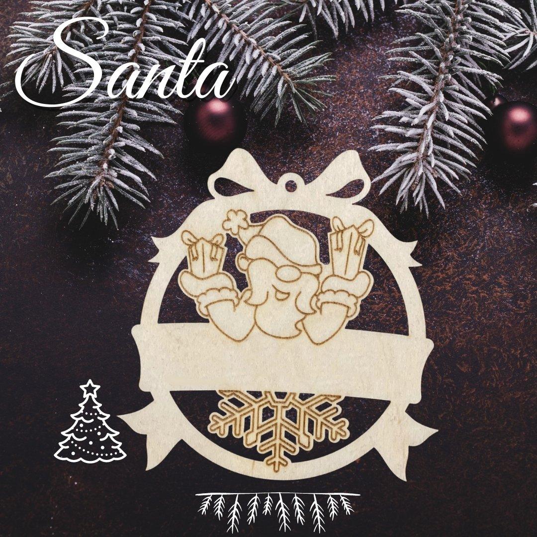 Personalisierbarer Weihnachtsanhänger aus Holz: Santa-Motiv mit Beispielname.