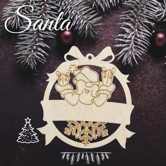 Ein Weihnachtsornament mit Holzstollen zeigt ein Weihnachtsmannmotiv, Tannenzweige und Kugeln auf dunklem Hintergrund. Oben steht in Schreibschrift "Santa", eine Schneeflocke und eine Weihnachtskugel akzentuieren das Bild.