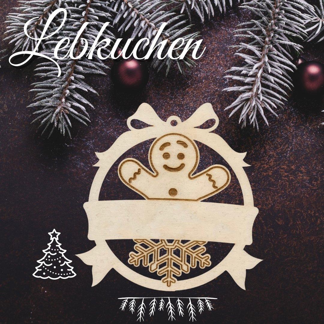 Ein Holzstollenornament mit einer lächelnden Lebkuchenfigur und einer Schneeflocke ruht auf einer dunklen Oberfläche mit Tannenzweigen, Weihnachtskugeln, "Lebkuchen" in Schreibschrift und festlichen Weihnachtsbaum- und Schneeflocken-Symbolen.