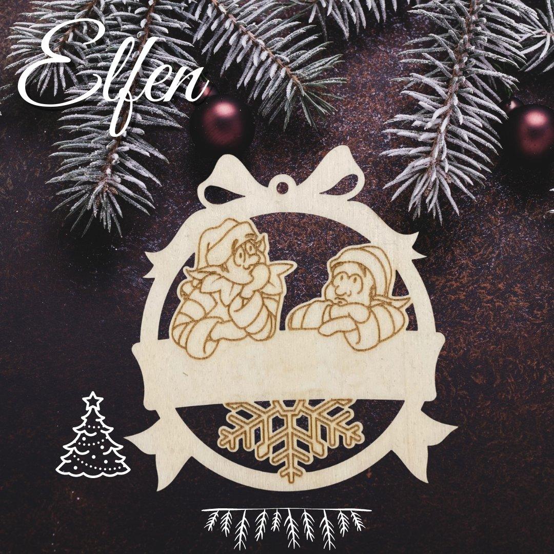 Personalisierbarer Weihnachtsanhänger aus Holz: Pinguinfamilie mit Beispielname.