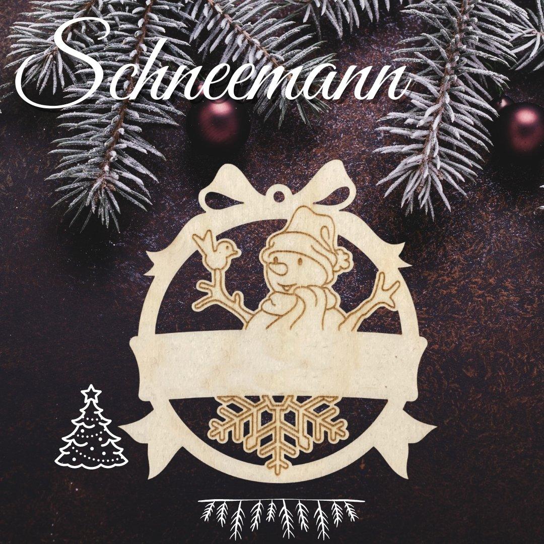 Ein Schneemann-Schneemann-Ornament mit Hut und Schal aus Holz hängt vor einem dunklen Hintergrund mit Tannenzweigen, Kugeln und festlichen Symbolen. Der Schriftzug "Schneemann" hebt diese charmante Weihnachtsdekoration hervor.