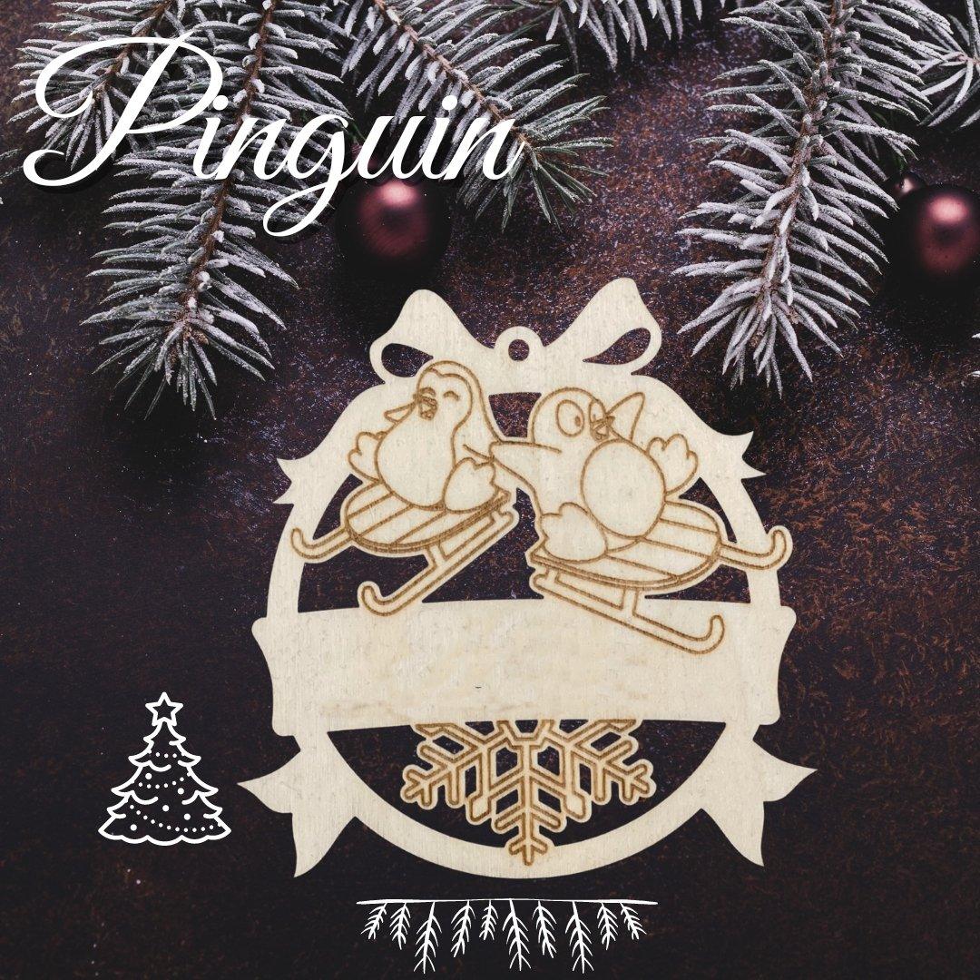 Personalisierbarer Weihnachtsanhänger aus Holz: Pinguinmotiv mit Beispielname.