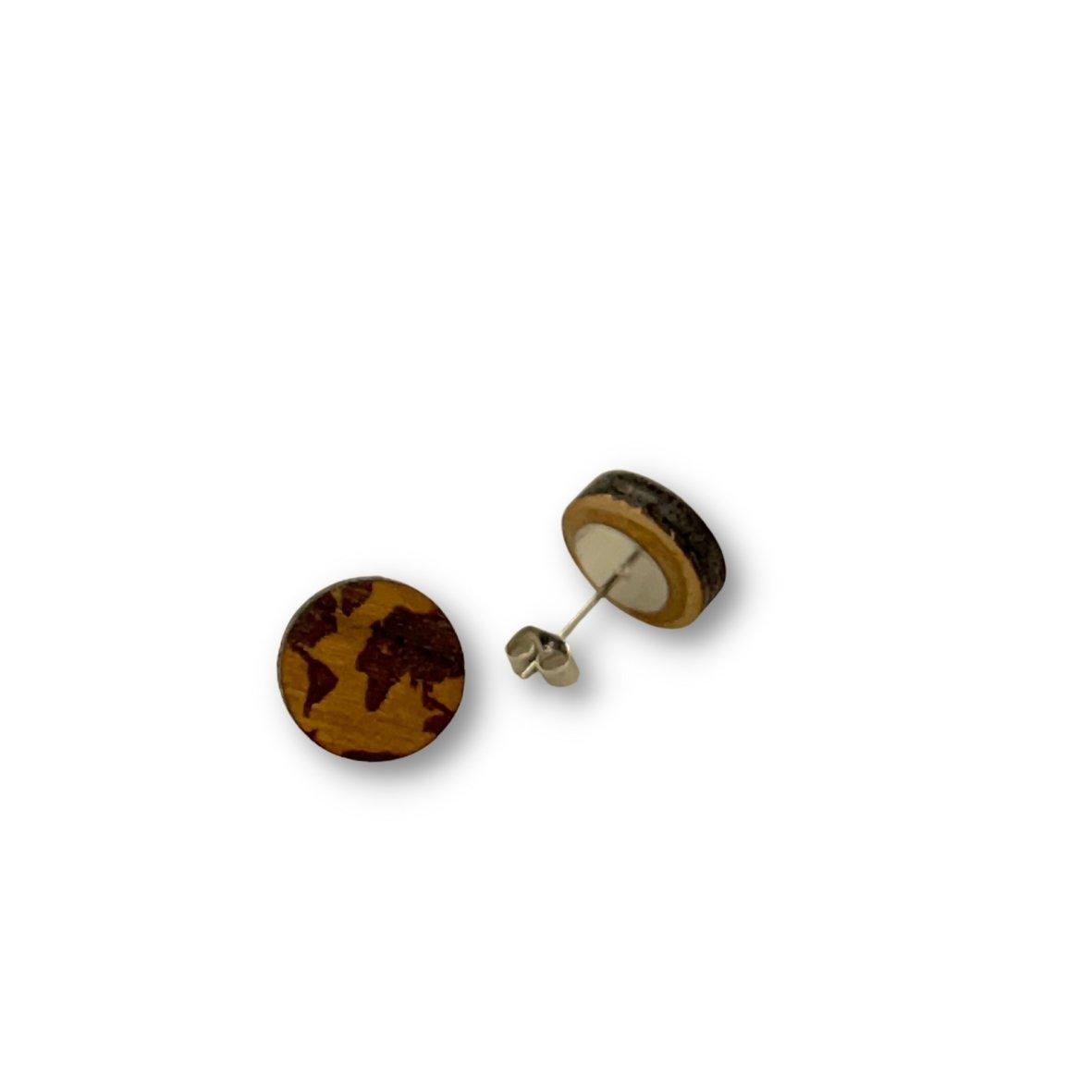 Holzohrstecker mit Weltkartenmotiv, Vorder- und Rückseite mit Steckverschluss