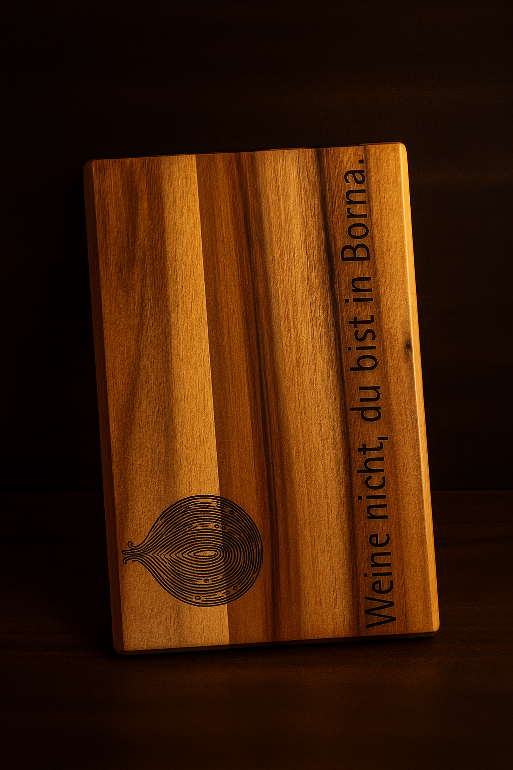 Schneidebrett aus Akazie für die Stadt Borna mit dem Spruch Weine nicht, du bist in Borna.