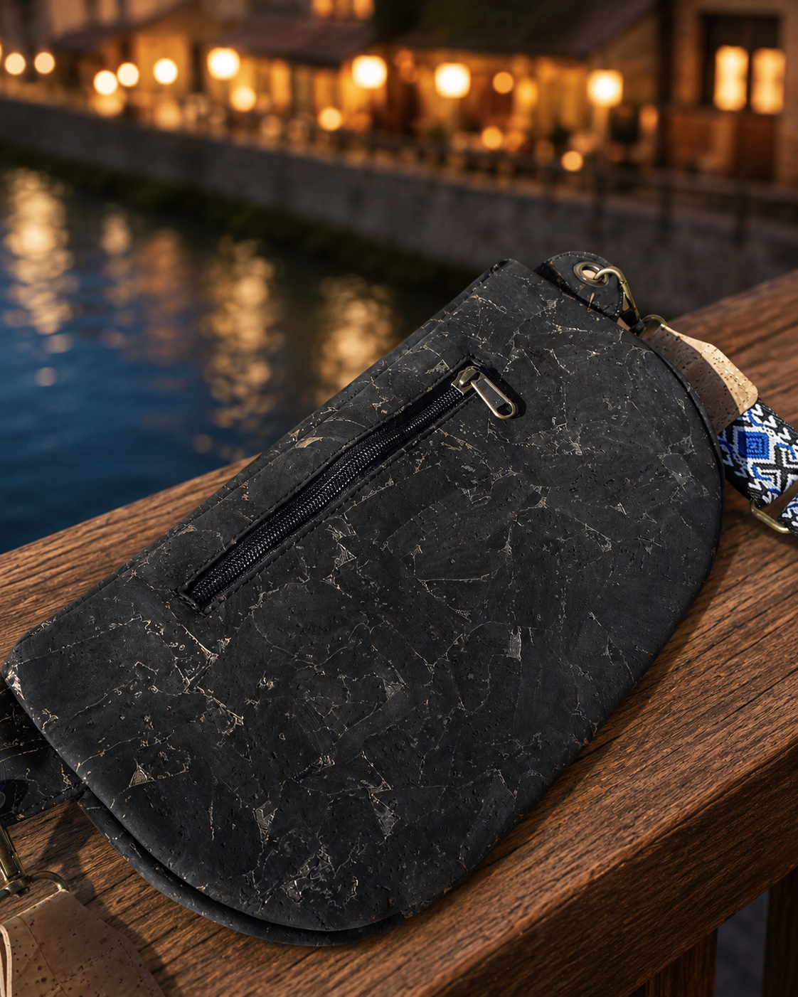 Gürteltasche aus Kork in Schwarz-Gold mit verstellbarem gemustertem Gurt von hinten