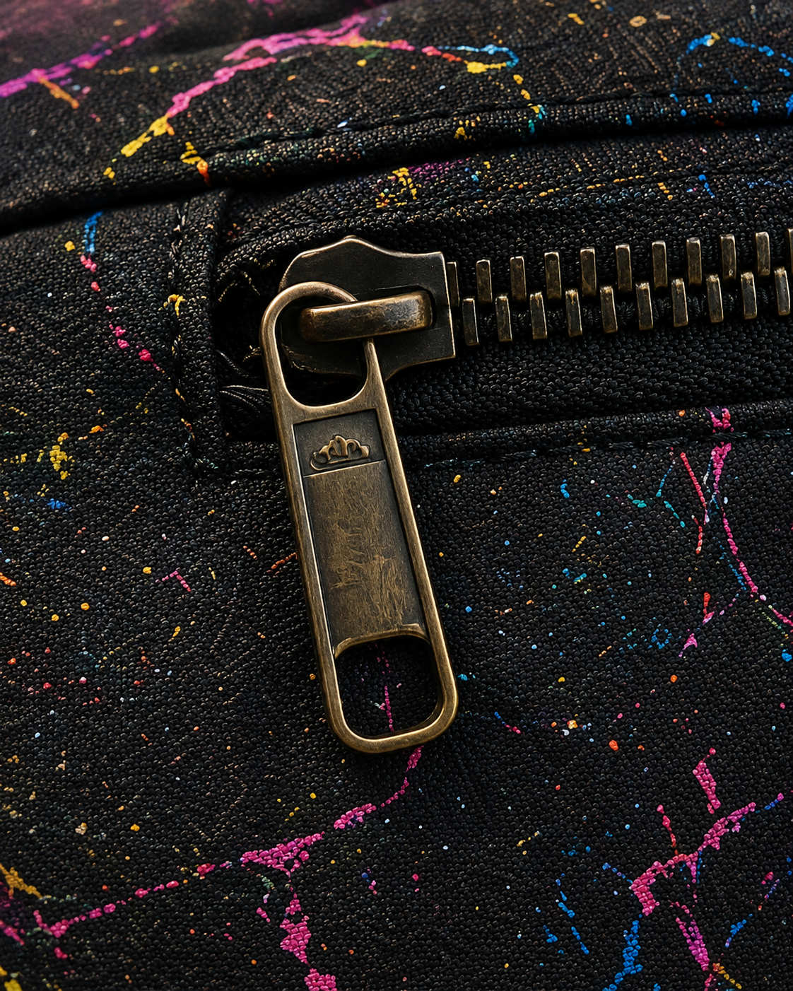 Gürteltasche aus schwarzem Kork mit bunten Farbakzenten und mehrfarbigem Gurt Detail