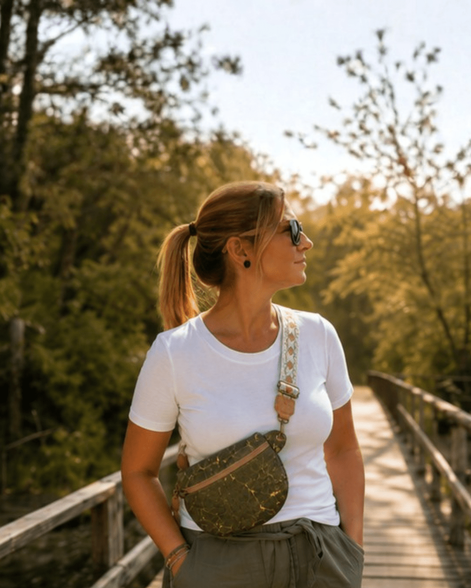 Gürteltasche aus Kork – Olive-Gold - wood stud - Holzohrringe - Holzschmuck und mehr