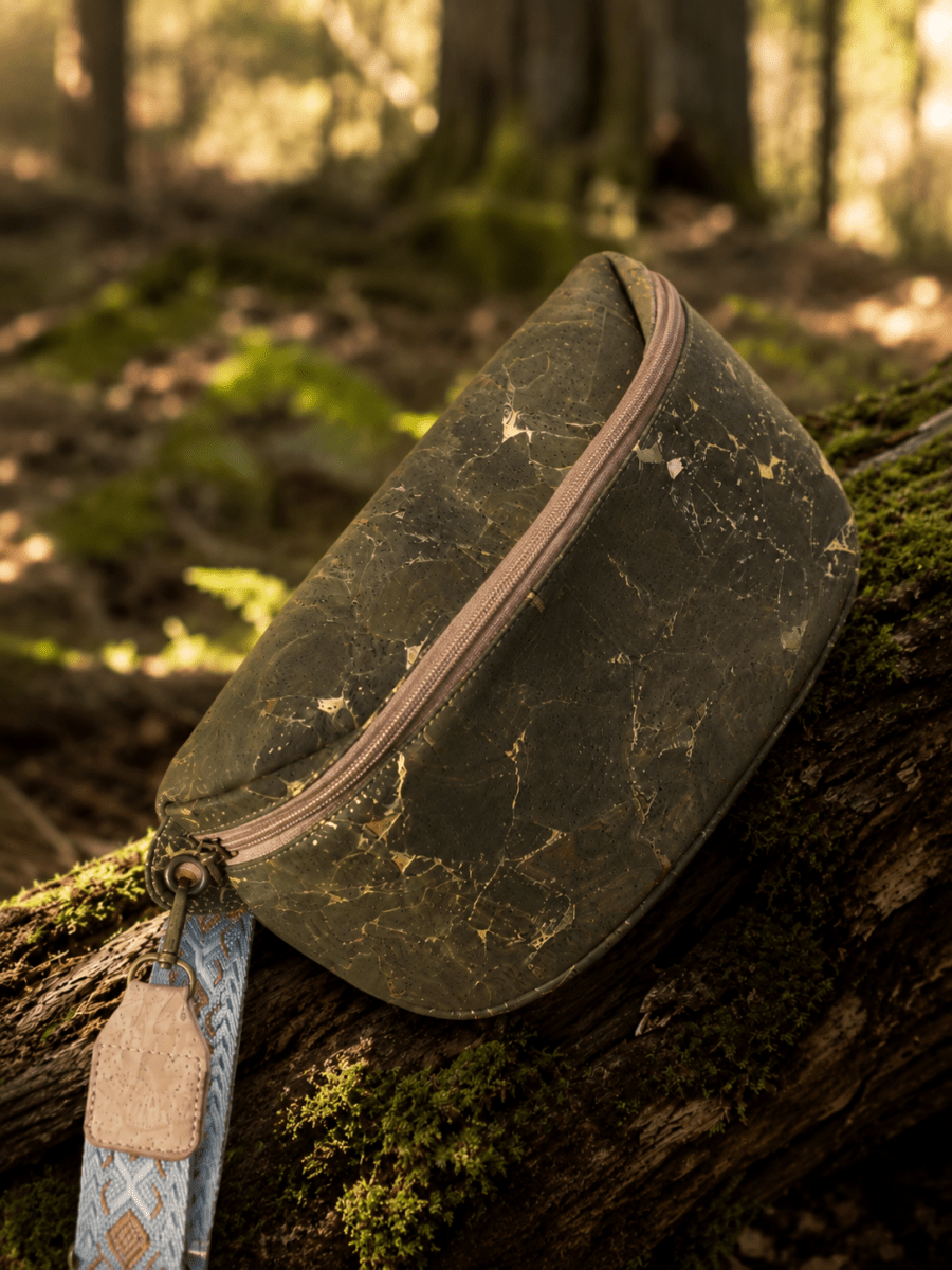 Gürteltasche aus Kork – Olive-Gold - wood stud - Holzohrringe - Holzschmuck und mehr