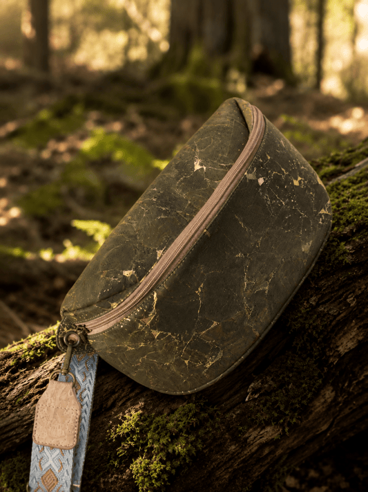 Gürteltasche aus Kork – Olive-Gold - wood stud - Holzohrringe - Holzschmuck und mehr