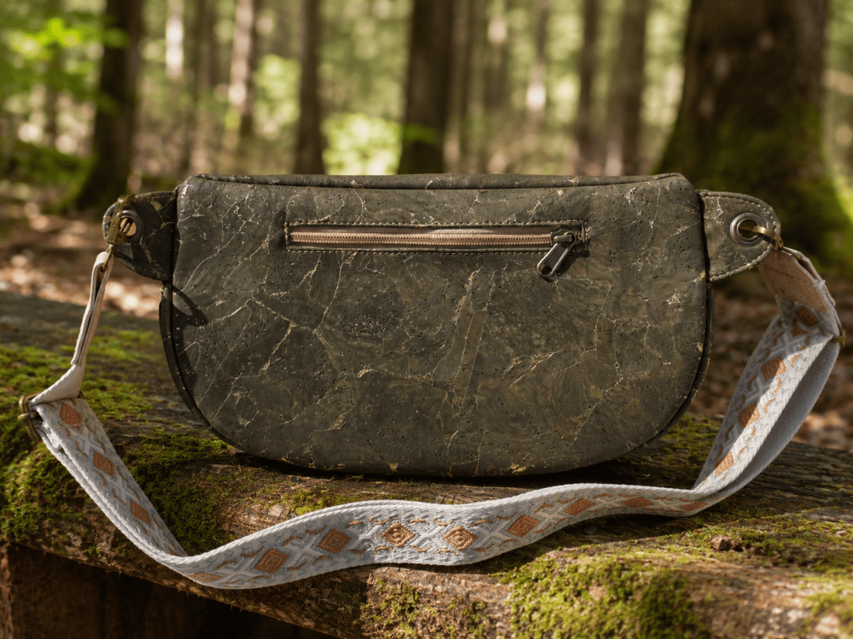 Gürteltasche aus Kork – Olive-Gold - wood stud - Holzohrringe - Holzschmuck und mehr
