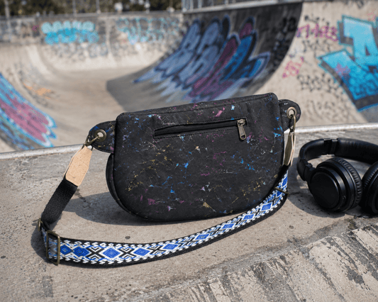 Gürteltasche aus Kork – Schwarz - Bunt - wood stud - Holzohrringe - Holzschmuck und mehr