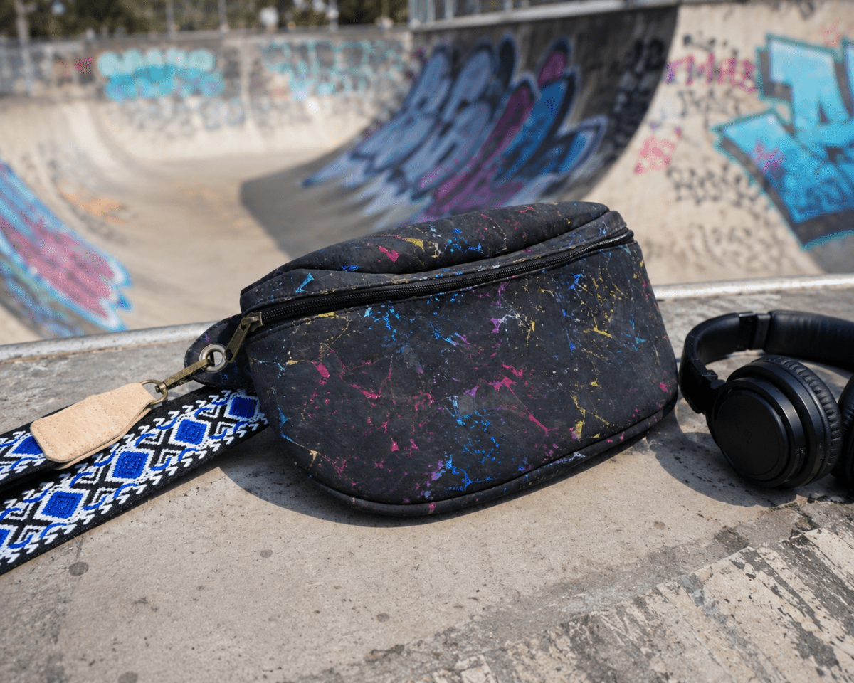 Gürteltasche aus Kork – Schwarz - Bunt - wood stud - Holzohrringe - Holzschmuck und mehr