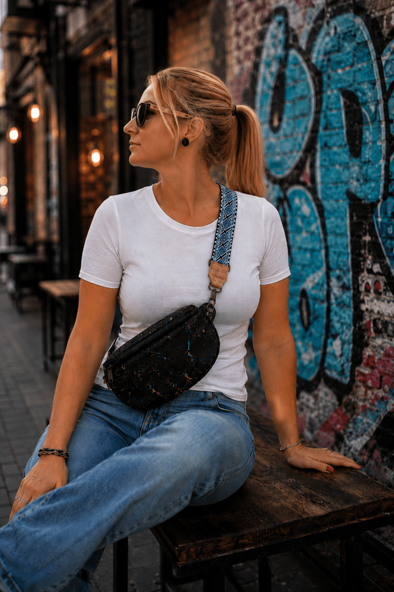 Gürteltasche aus Kork – Schwarz - Bunt - wood stud - Holzohrringe - Holzschmuck und mehr