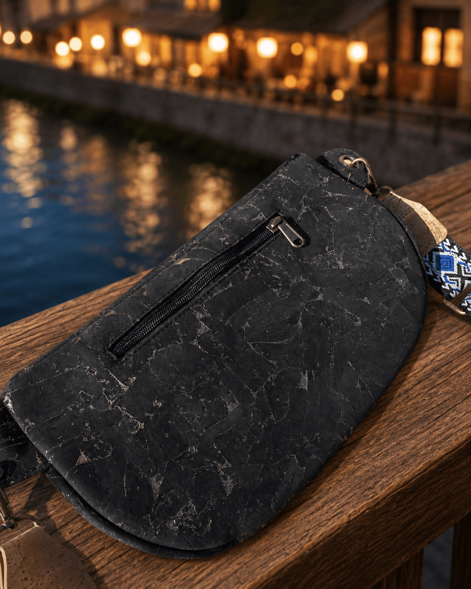 Gürteltasche aus Kork – Schwarz-Gold - wood stud - Holzohrringe - Holzschmuck und mehr
