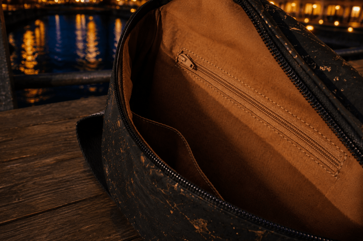 Gürteltasche aus Kork – Schwarz-Gold - wood stud - Holzohrringe - Holzschmuck und mehr