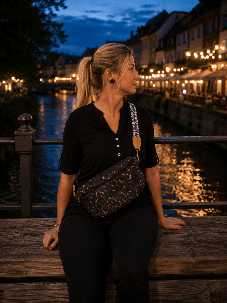 Gürteltasche aus Kork – Schwarz-Gold - wood stud - Holzohrringe - Holzschmuck und mehr