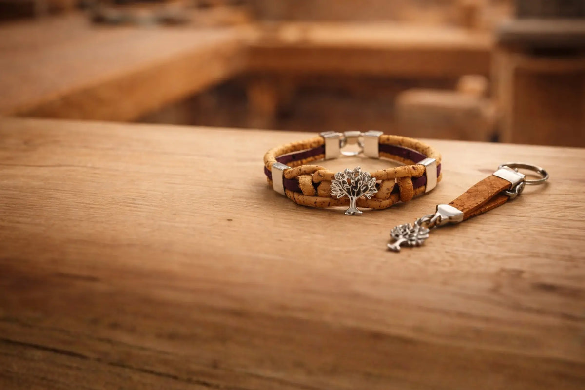Handgefertigter Holz- und Korkschmuck in warmer Werkstatt