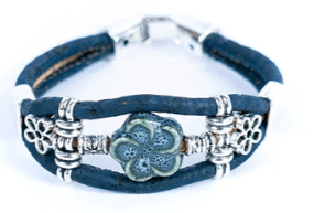 Kork Armband Gebrannte Blüte: blaue Ausführung.
