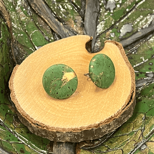 Korkohrstecker Grün - Gold - wood stud - Holzohrringe - Holzschmuck und mehr