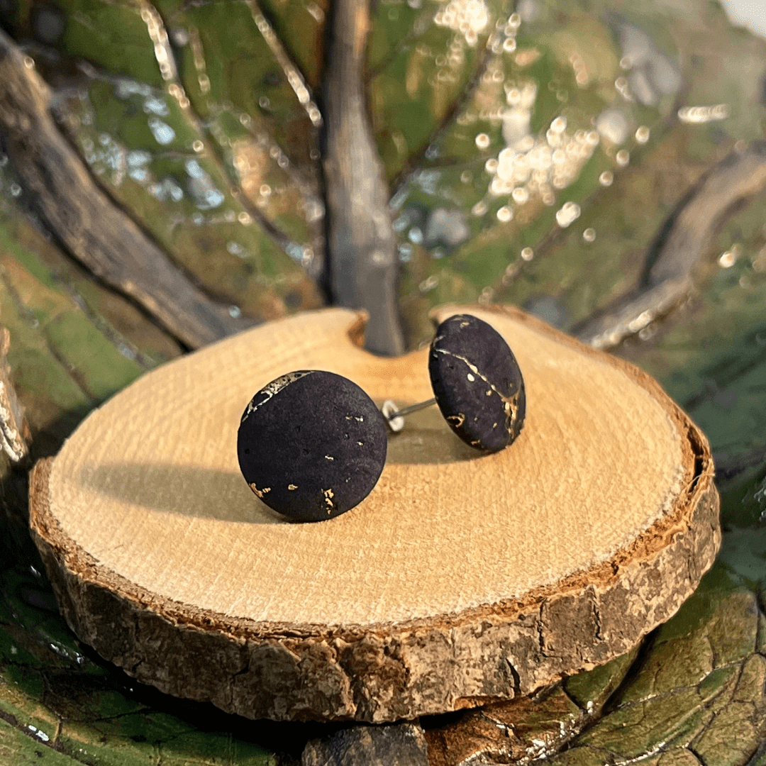Korkohrstecker Nacht - Anthrazit mit goldenen Akzenten - wood stud - Holzohrringe - Holzschmuck und mehr