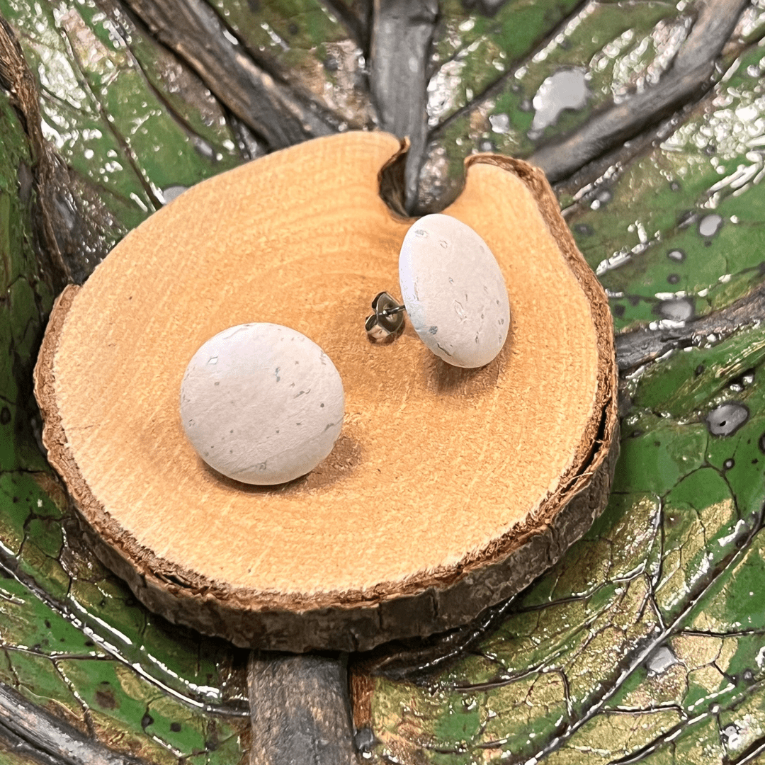 Korkohrstecker Schneeweiß - wood stud - Holzohrringe - Holzschmuck und mehr