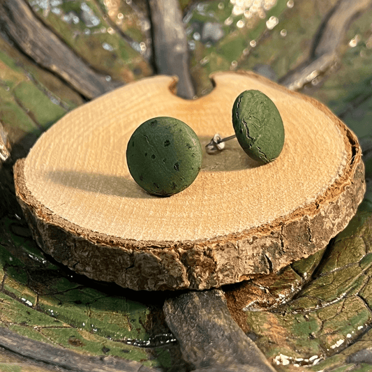 Korkohrstecker Waldgrün - wood stud - Holzohrringe - Holzschmuck und mehr